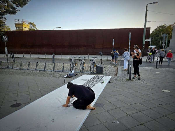 성백 개인전 <경계를 넘는 그림자>