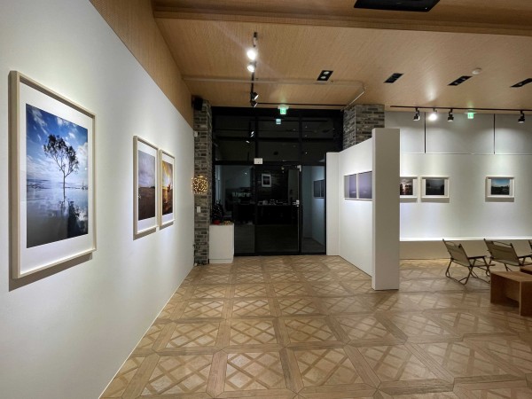 두 개의 의자_대화_뜬구름 없는